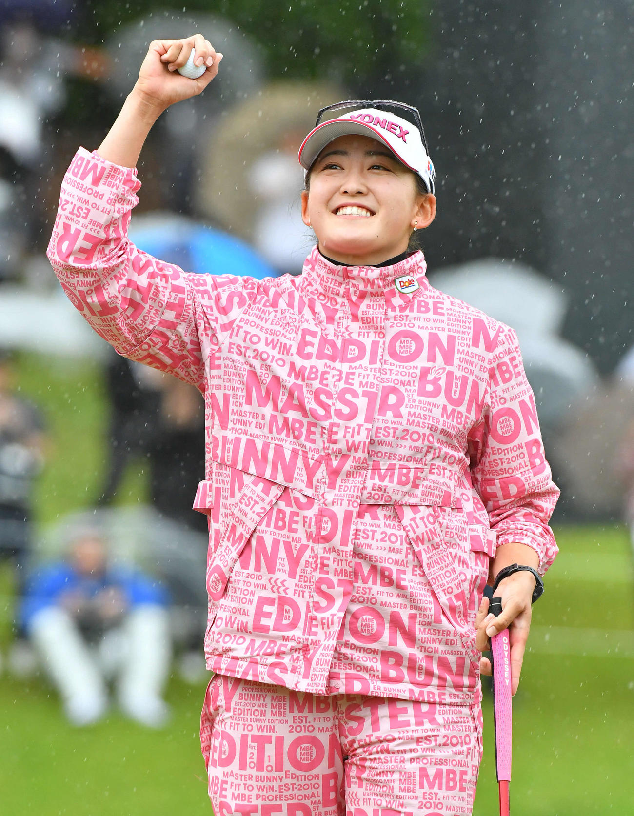 RKB×三井松島レディース最終日　18番、ウイニングパットを決め、笑顔でガッツポーズする岩井千怜（撮影・岩下翔太）