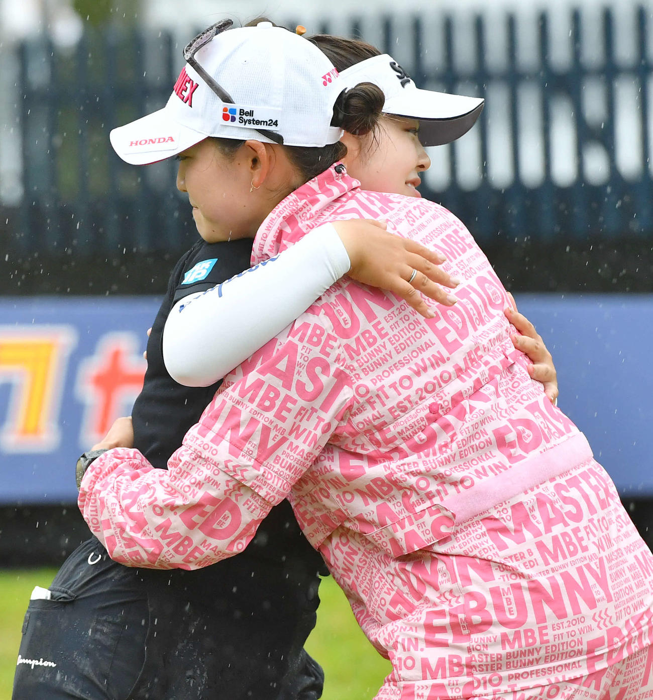 RKB×三井松島レディース最終日　優勝した岩井千怜（右）と抱き合う山下美夢有（撮影・岩下翔太）
