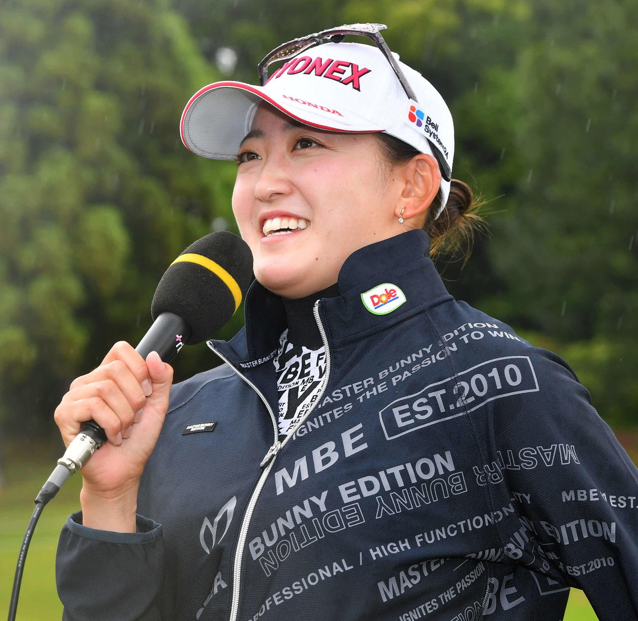 RKB×三井松島レディース最終日　優勝インタビューで笑顔を見せる岩井千怜（撮影・岩下翔太）