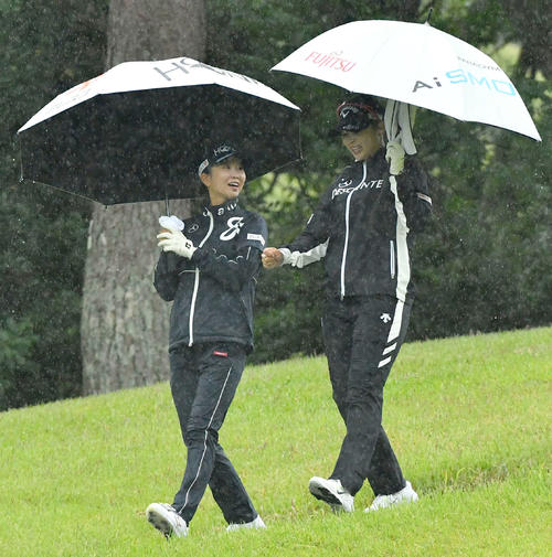 RKB×三井松島レディース最終日　3番、談笑しながら第2打へ向かう金沢志奈（左）と柏原明日架（撮影・岩下翔太）