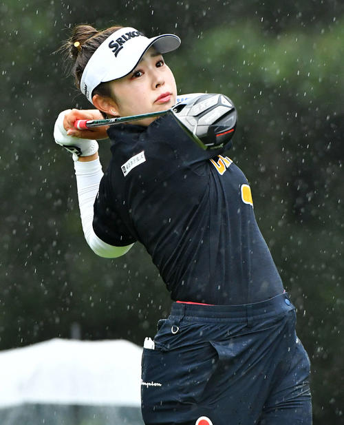 RKB×三井松島レディース最終日　3番、ティーショットを放つ山下美夢有（撮影・岩下翔太）