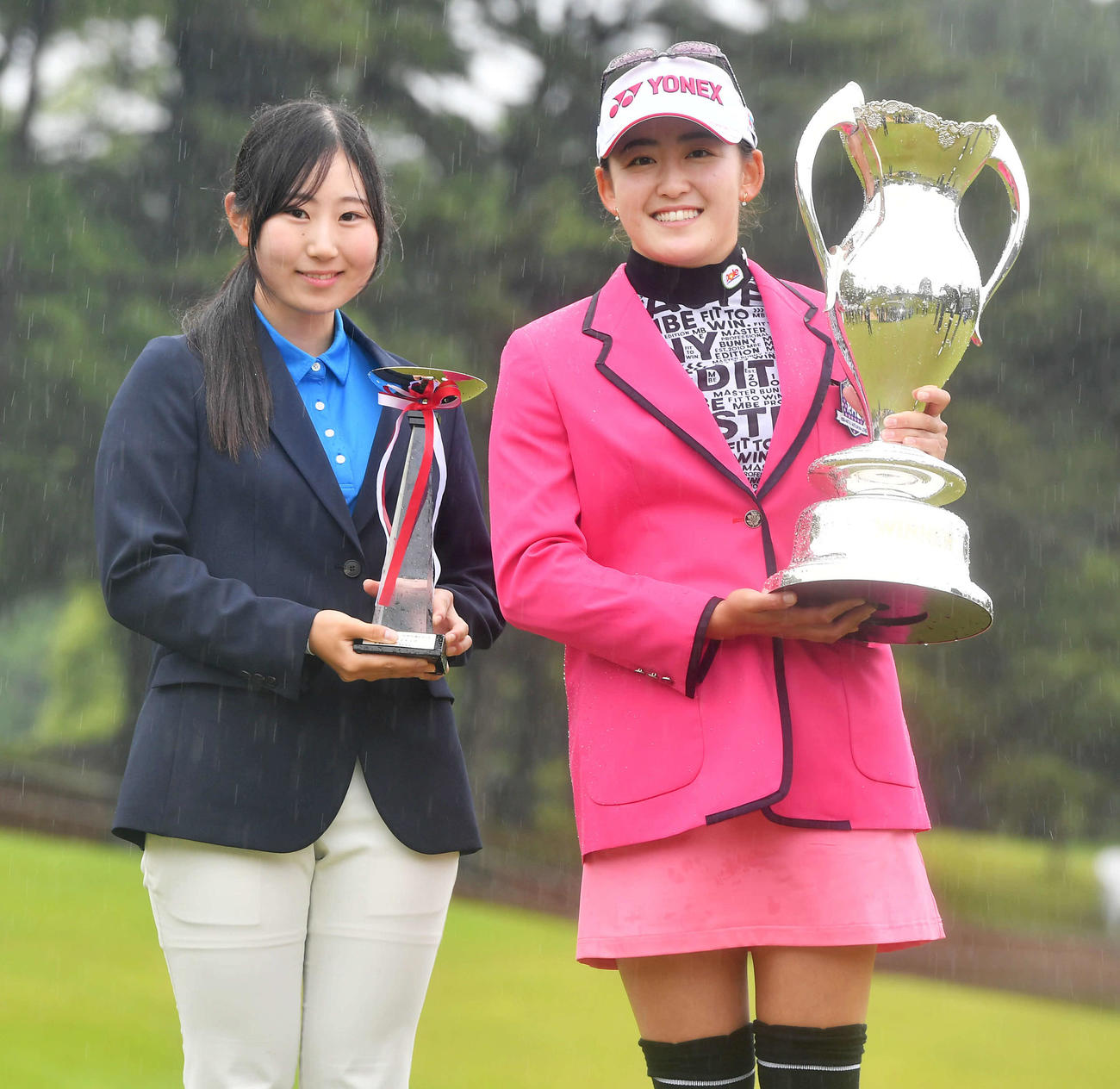 RKB×三井松島レディース最終日　優勝した岩井千怜（右）と、ベストアマチュア賞の左奈々（撮影・岩下翔太）