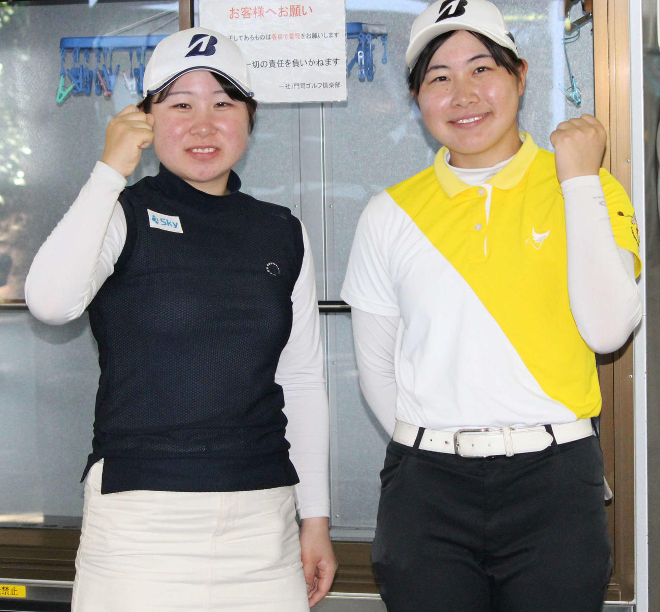 笑顔でガッツポーズする荒木優奈、七海姉妹（左から）（撮影・菊川光一）