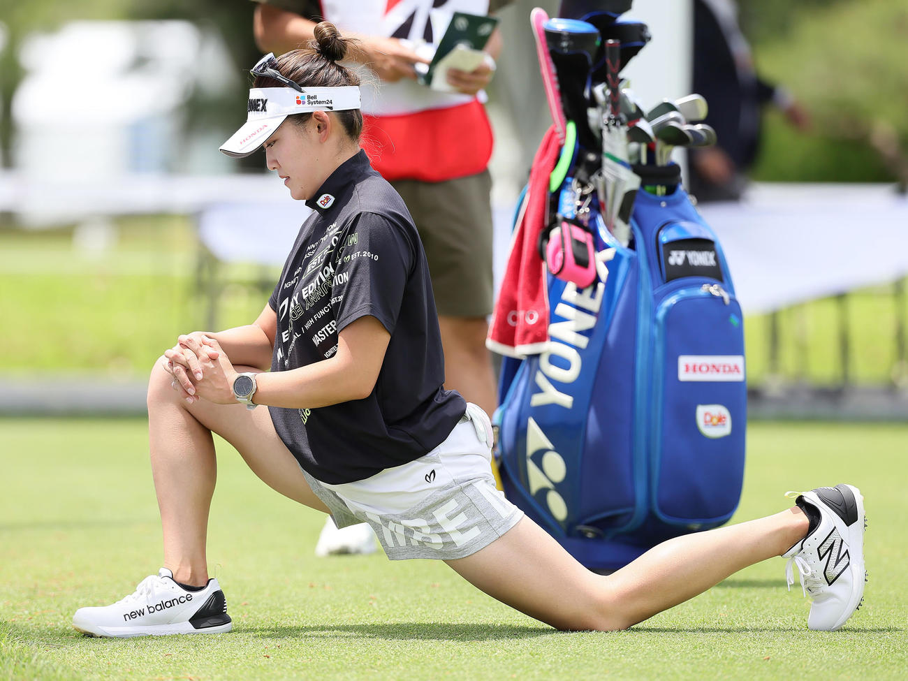 プロアマ戦のティーグラウンドでストレッチする岩井千（撮影・足立雅史）
