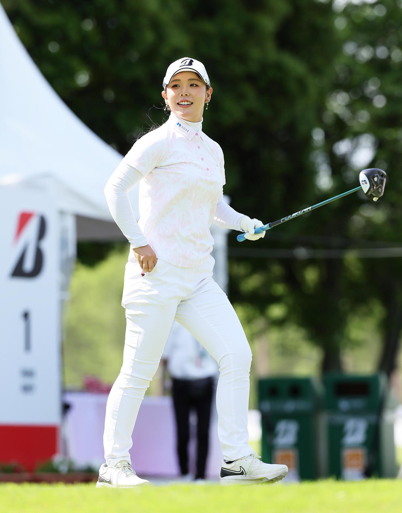 プロアマ戦でティーショットを放ち笑顔を見せる吉田優（撮影・足立雅史）