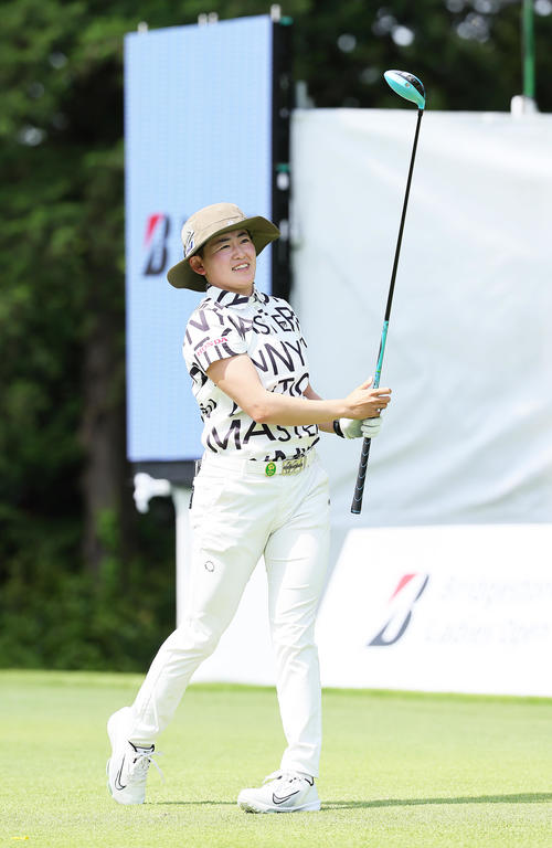 プロアマ戦でティーショットを放つ岩井明（撮影・足立雅史）