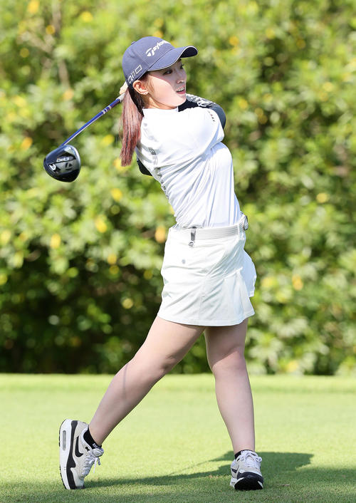 プロアマ戦でティーショットを放つ清本（撮影・足立雅史）