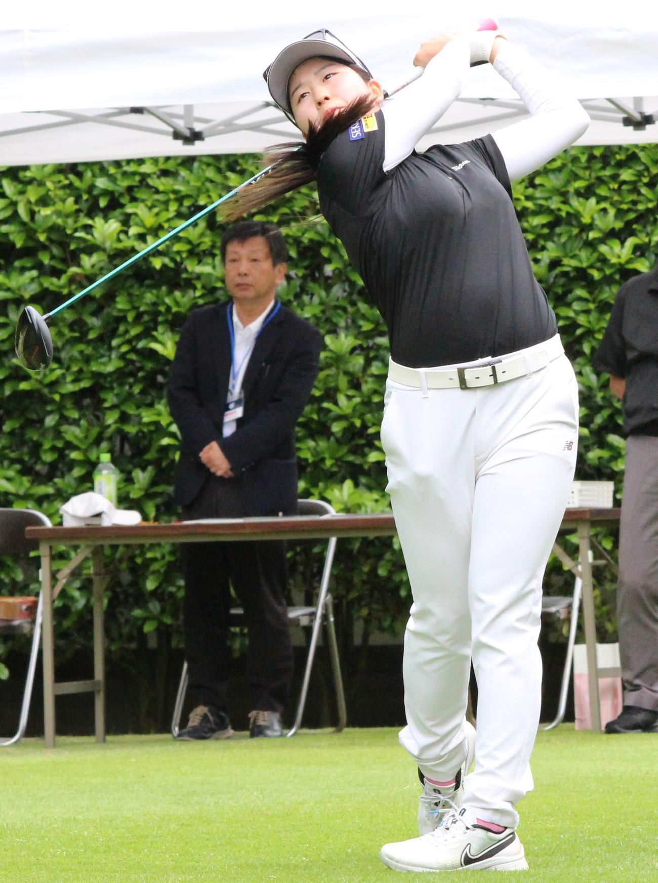 10番でティーショットする藤本愛菜（撮影・菊川光一）