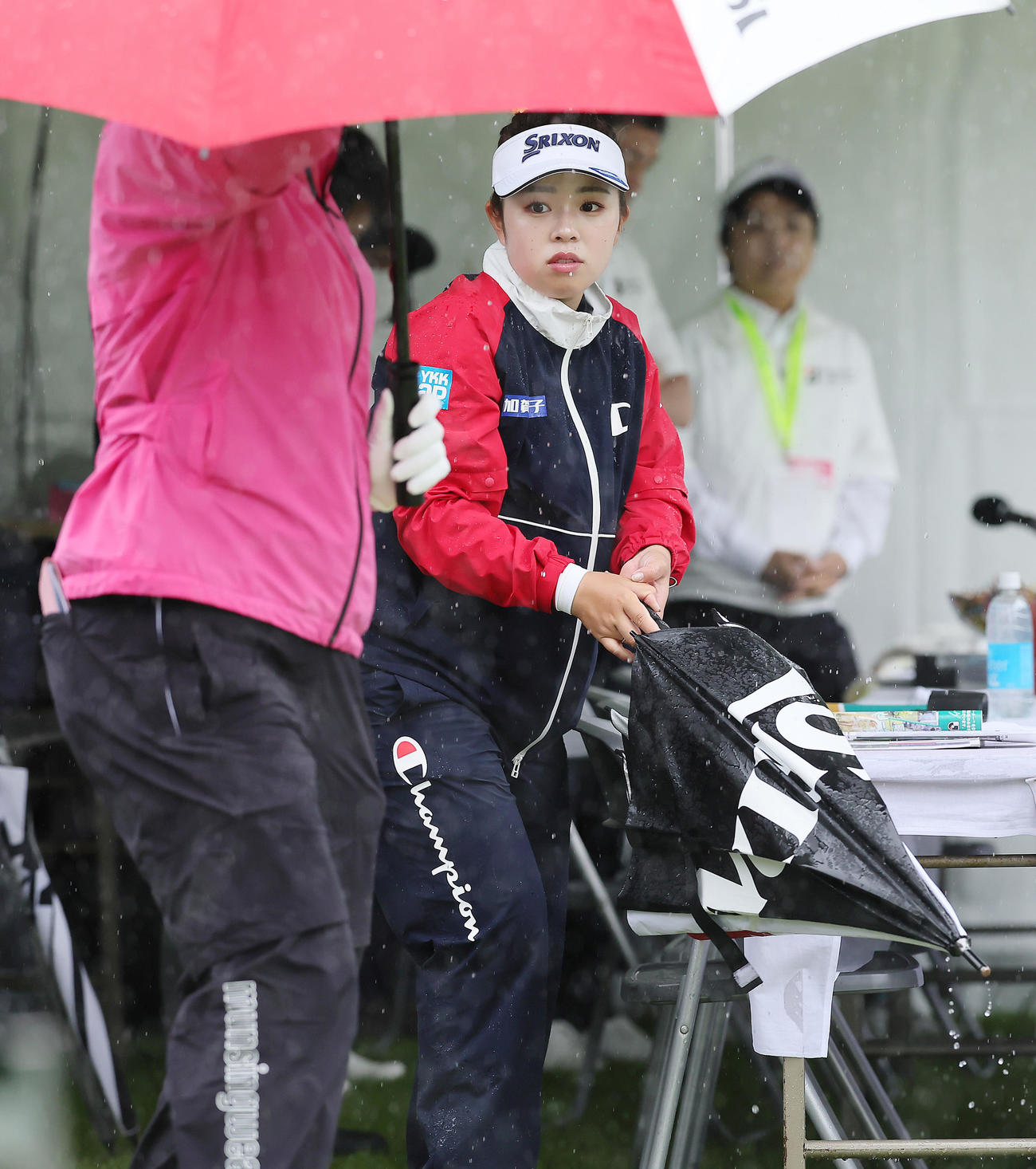 スタート前、降雨のため競技中断となった山下（撮影・足立雅史）