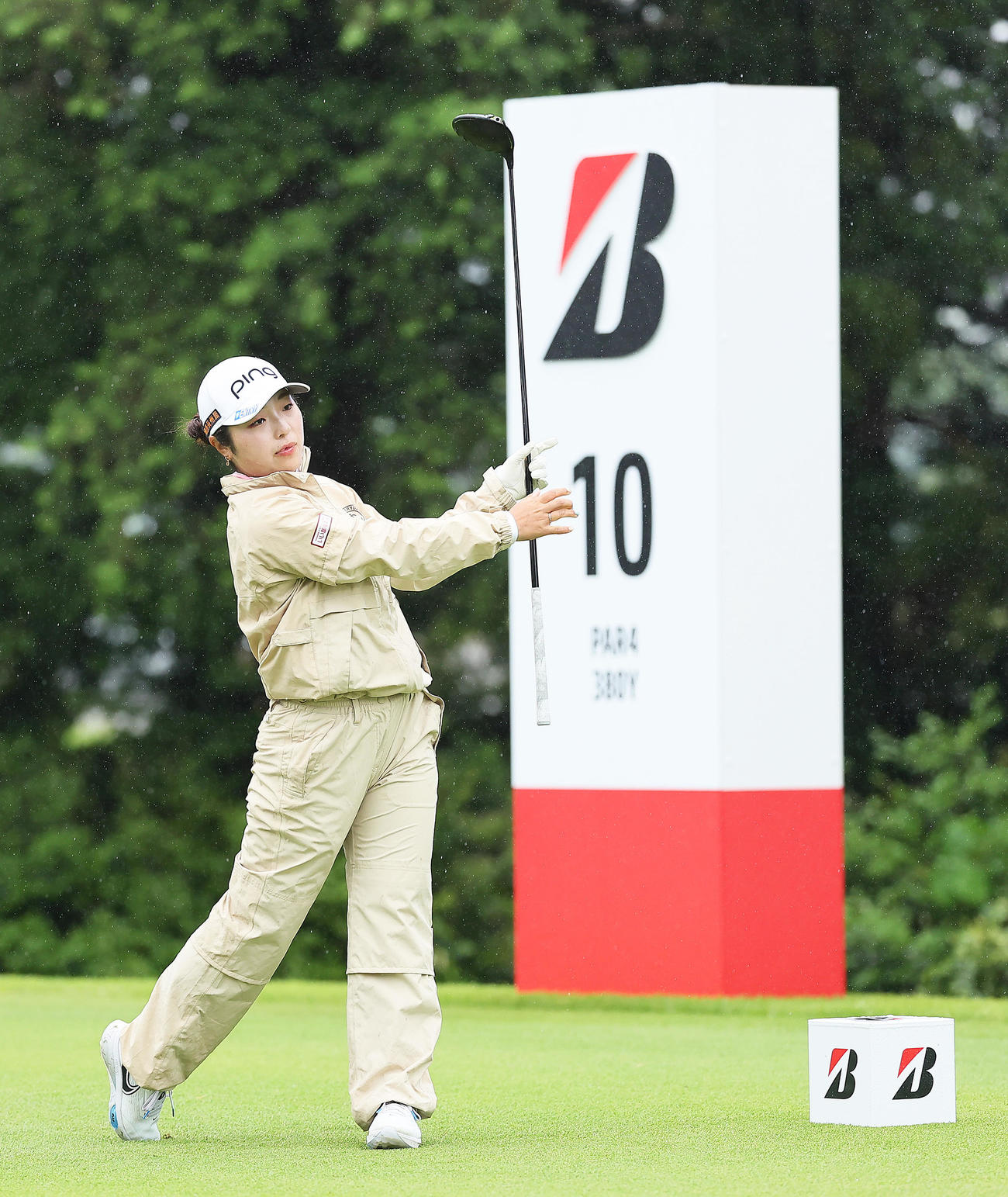 10番、ティーショットを放つ佐久間（撮影・足立雅史）