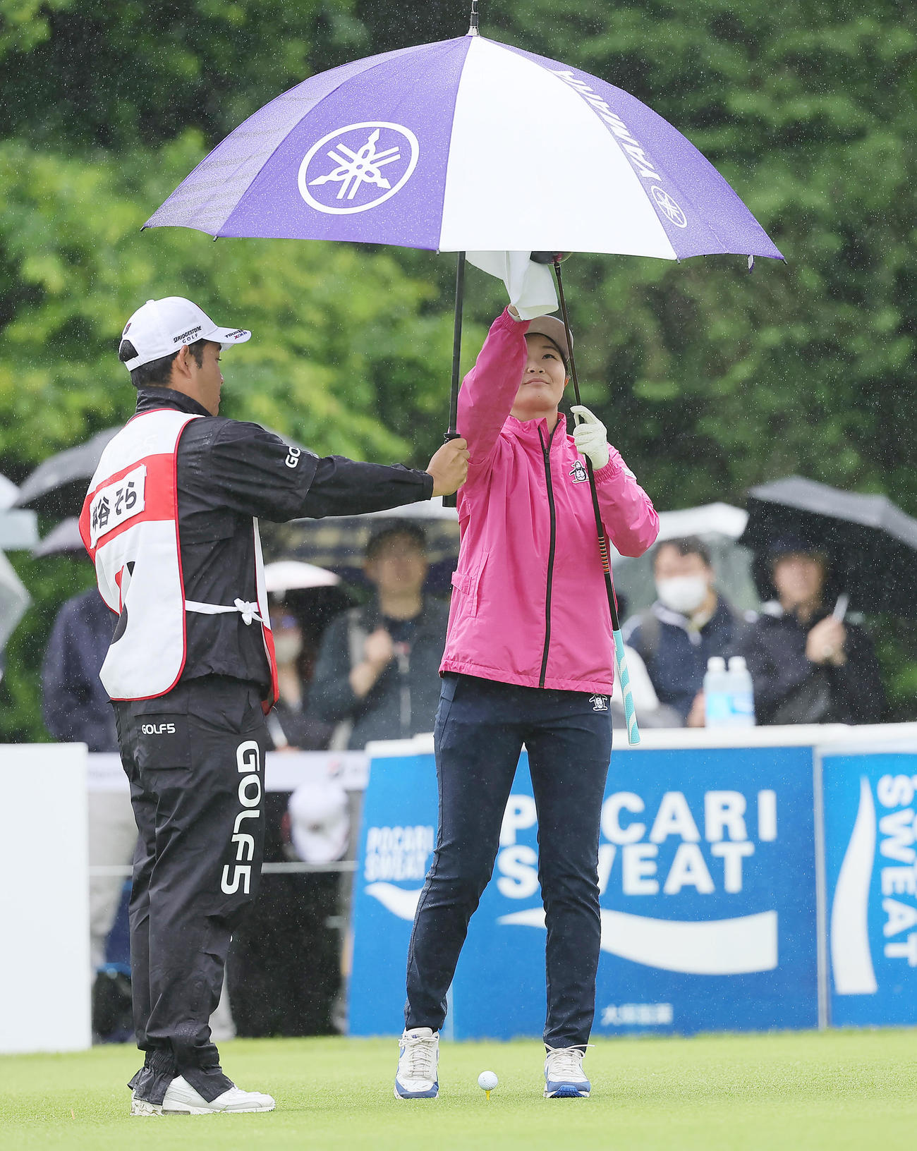 ティーグラウンドでクラブを拭く神谷（撮影・足立雅史）