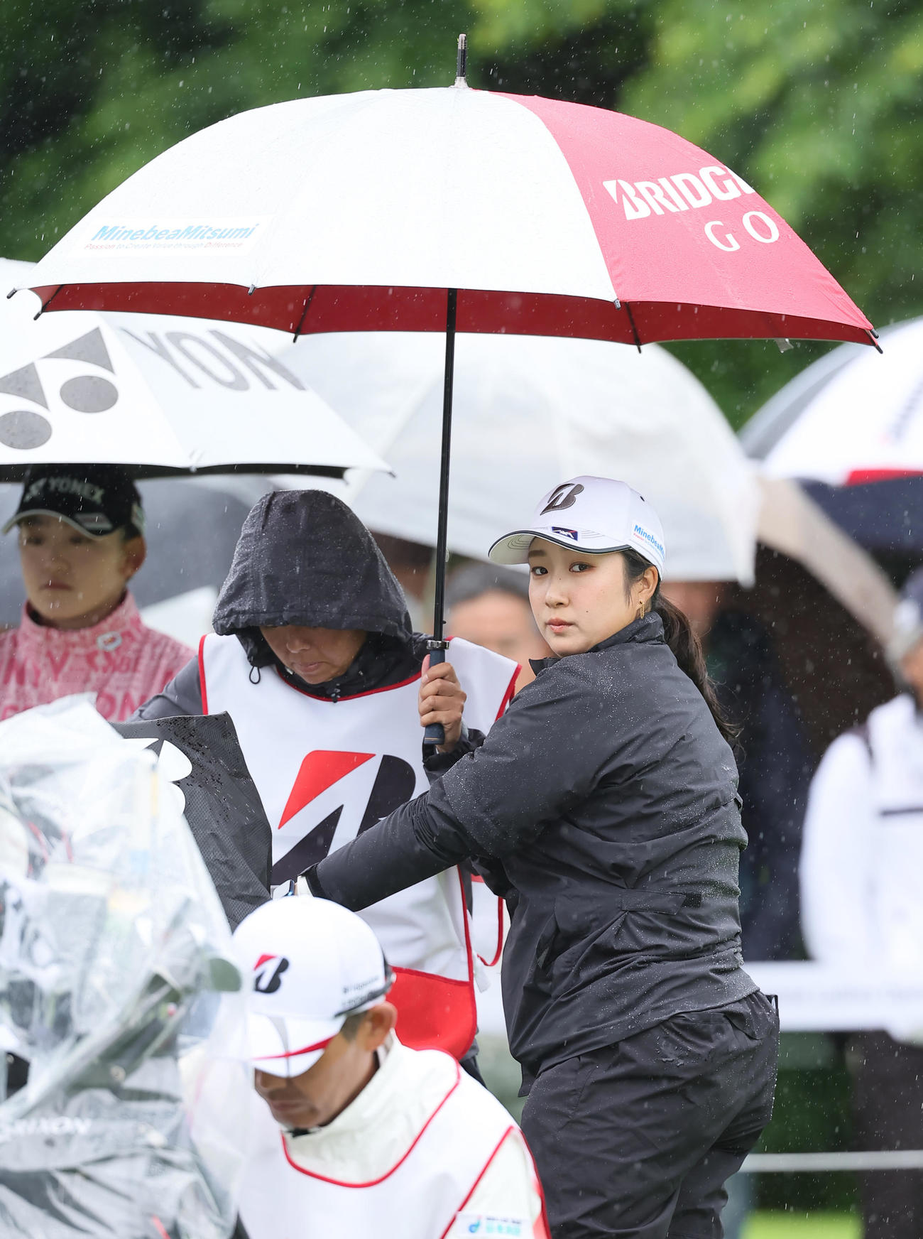 雨の中、スタートを待つ阿部（撮影・足立雅史）