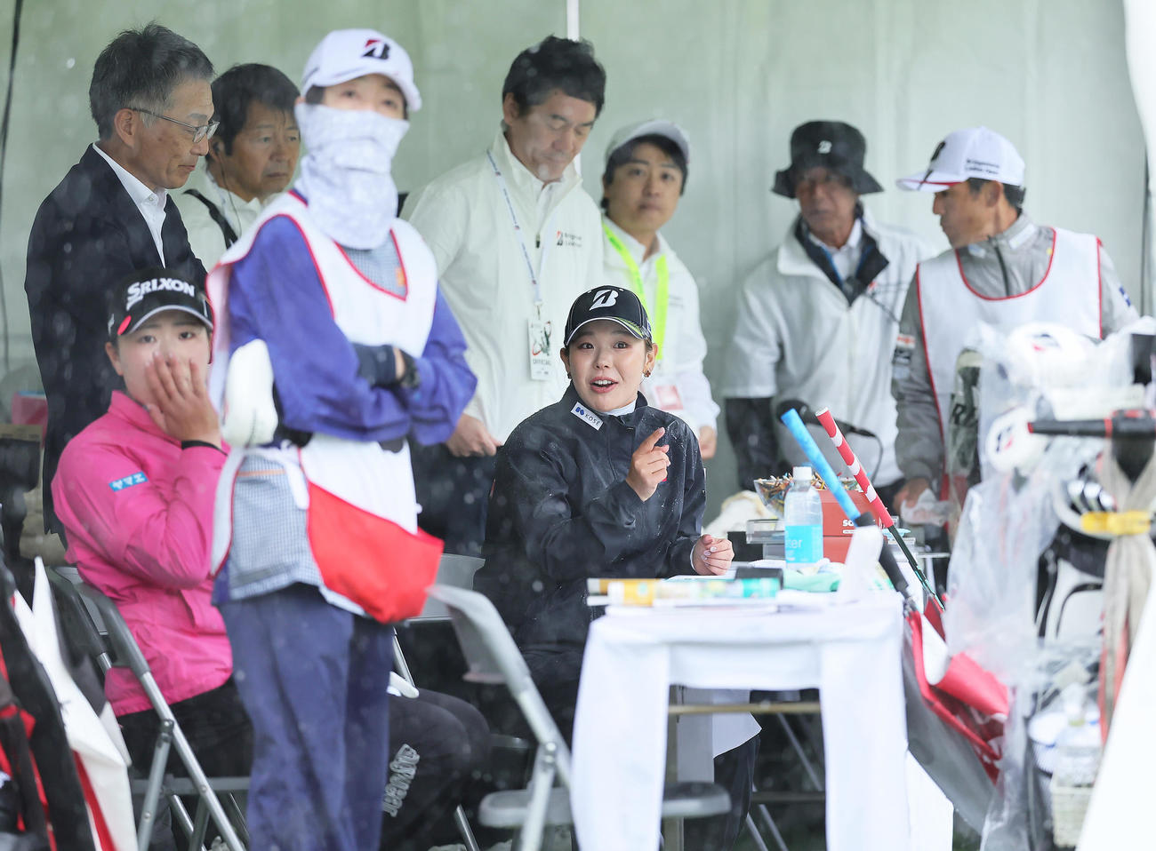降雨のため、テントでスタートを待つ吉田優（中央）と竹田（左端）ら（撮影・足立雅史）