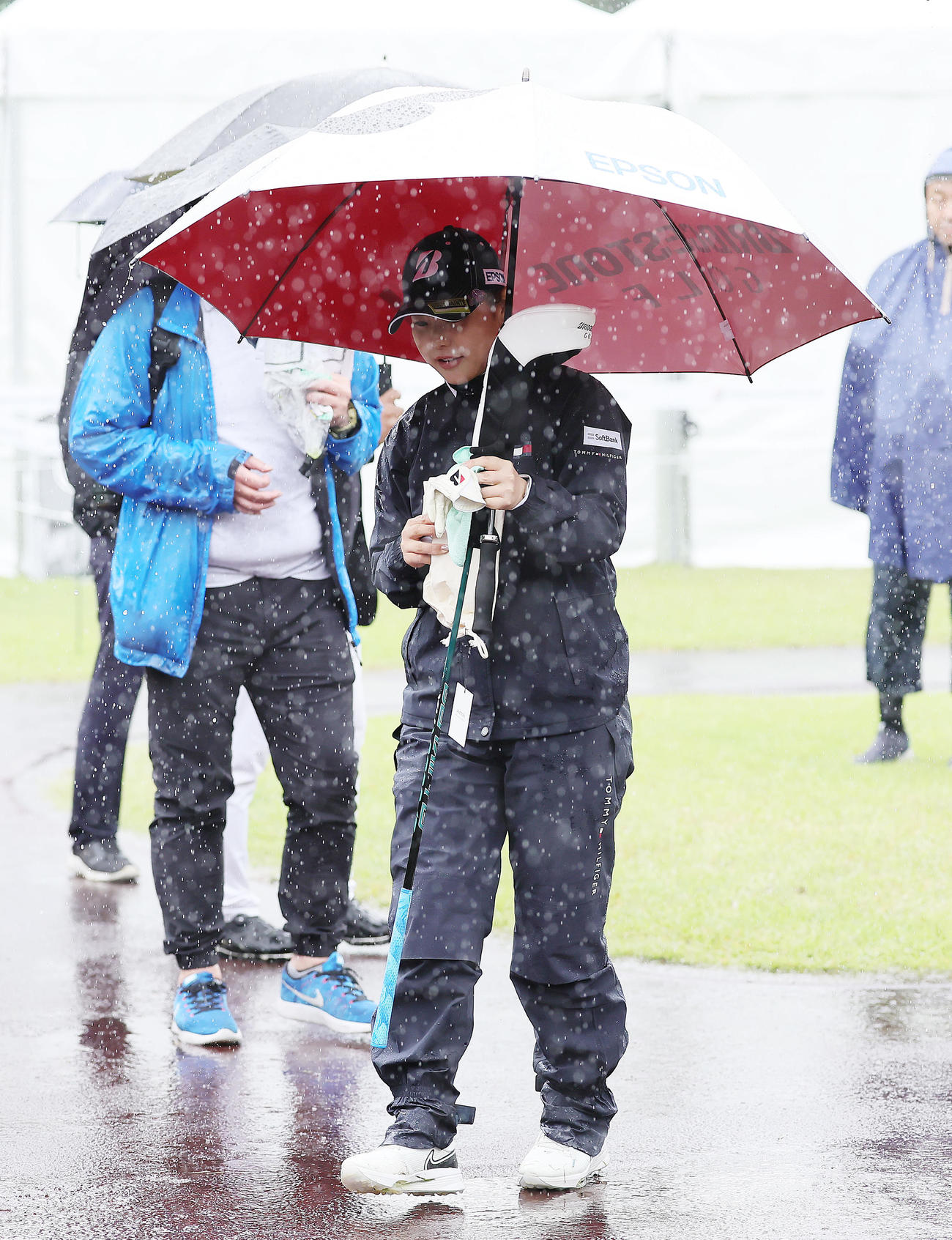 スタート前、降雨のため競技中断となった吉田優（撮影・足立雅史）