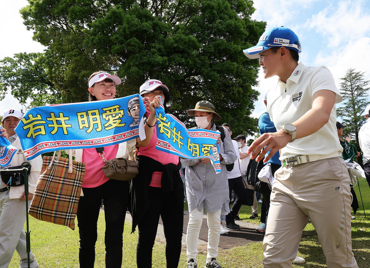 7アンダーで第1日を終え、声援に笑顔を見せる岩井明（撮影・足立雅史）