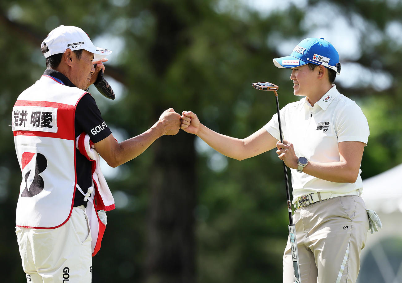 7アンダーで第1日を終え、グータッチを交わす岩井明（右）（撮影・足立雅史）