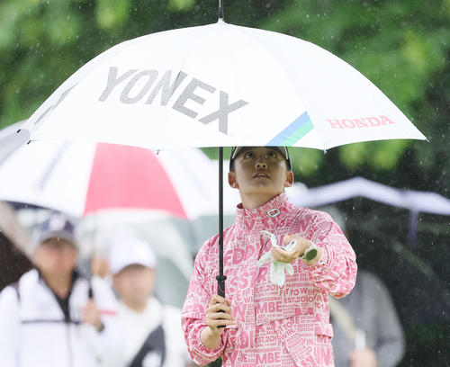 雨の中、スタートを待つ岩井千（撮影・足立雅史）