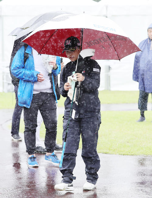 スタート前、降雨のため競技中断となった吉田優（撮影・足立雅史）