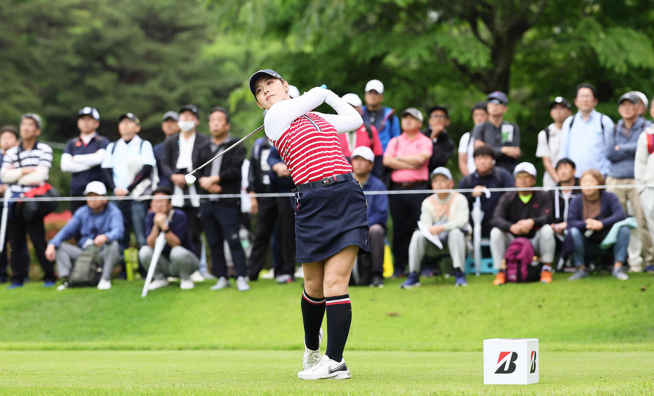 12番、ティーショットを放つ吉田優（撮影・足立雅史）