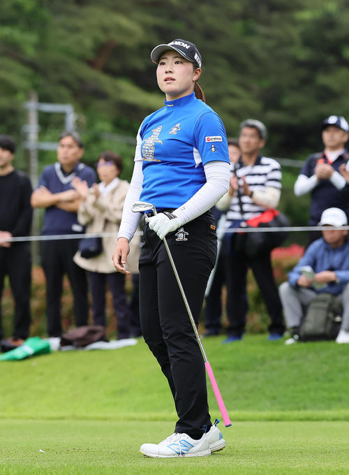 12番、ティーショットを放ち打球を見つめる竹田（撮影・足立雅史）