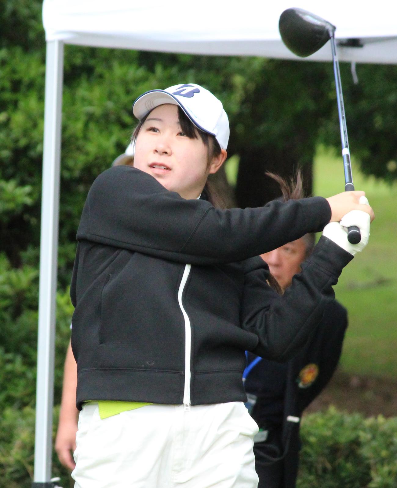 1番でティーショットを放つ荒木優奈（撮影・菊川光一）
