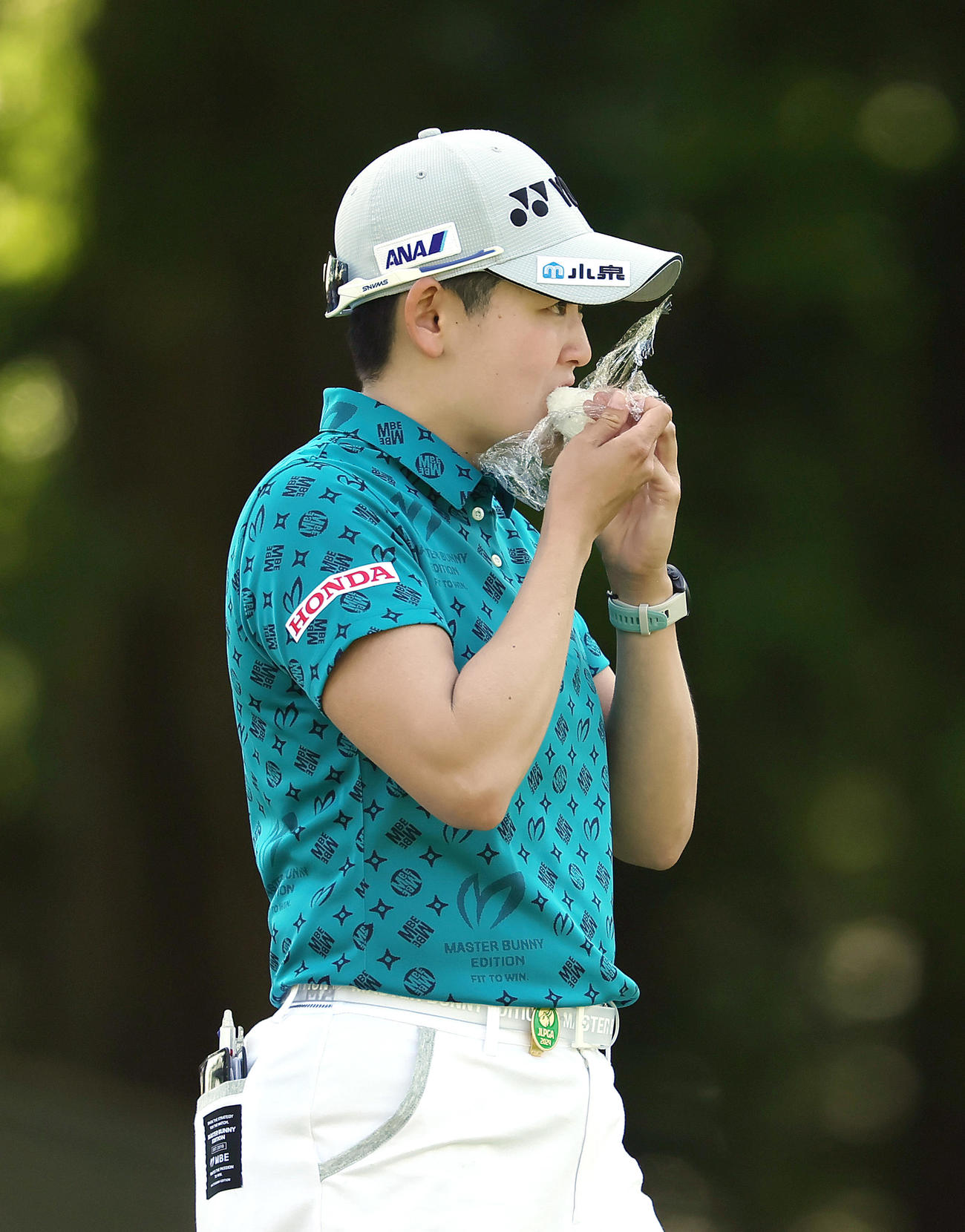 おにぎりを口にする岩井明（撮影・足立雅史）