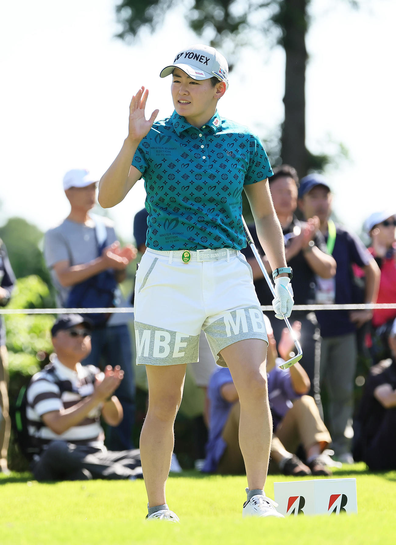 12番、ティーショットを放ちファンの声援に応える岩井明（撮影・足立雅史）