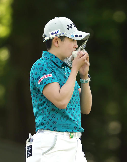 おにぎりを口にする岩井明（撮影・足立雅史）