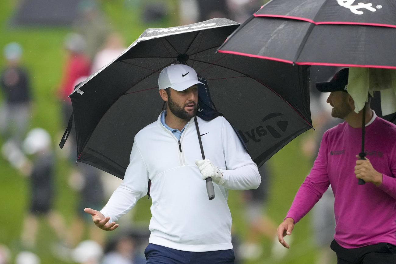 全米プロ選手権第２ラウンドの10番パー５で、ウィンダム・クラークと話しながら歩くスコッティ・シェフラー（AP）