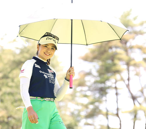 笑顔で移動する藤田（撮影・足立雅史）