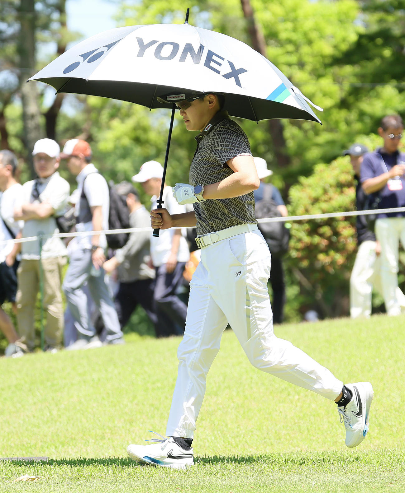 5番、ティーショットを放ち駆け足で移動する岩井明（撮影・足立雅史）