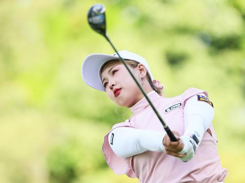 17番、ティーショットを放つ李ハナ(撮影・足立雅史)