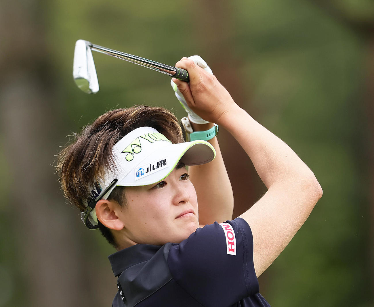8番、ティーショットを放つ岩井明（撮影・足立雅史）