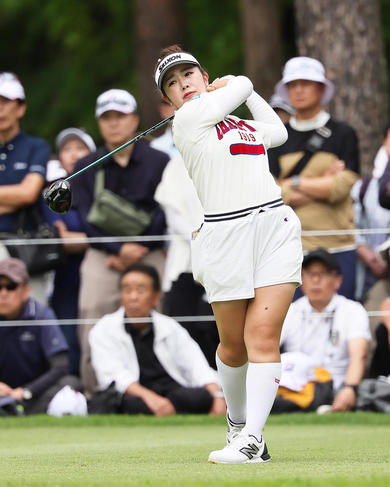 9番、ティーショットを放つ山下（撮影・足立雅史）