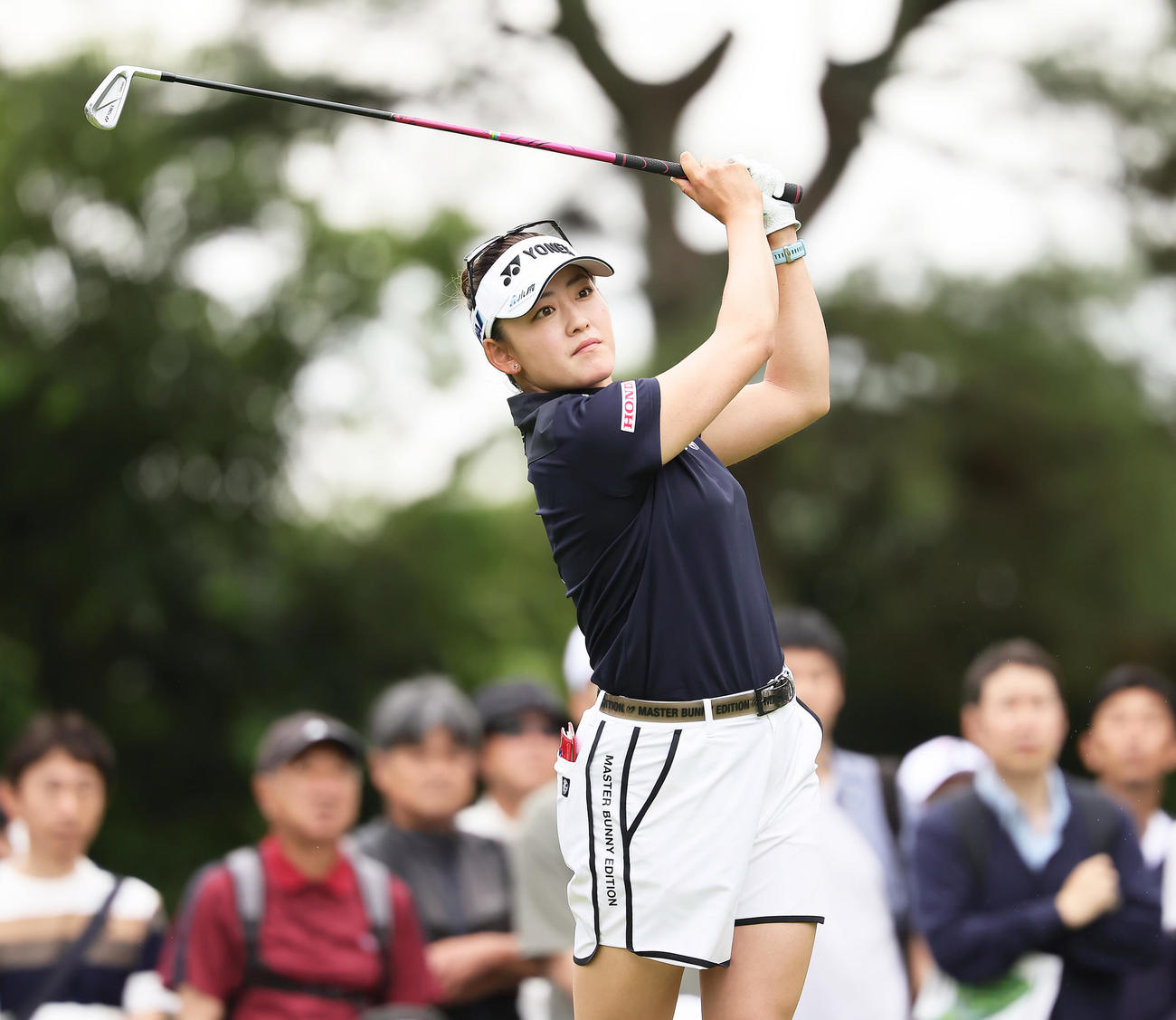 5番、ティーショットを放つ岩井千（撮影・足立雅史）