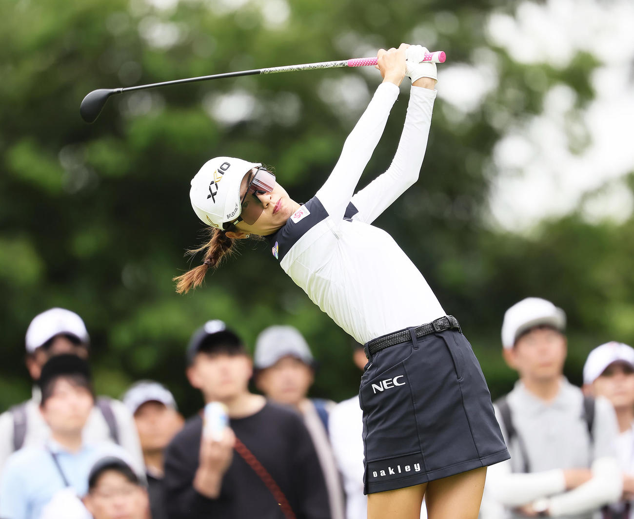 5番、ティーショットを放つ安田（撮影・足立雅史）