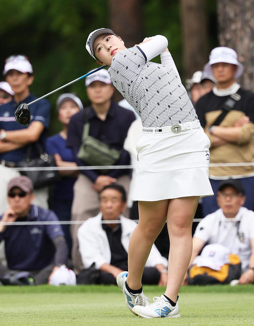9番、ティーショットを放つ竹田（撮影・足立雅史）