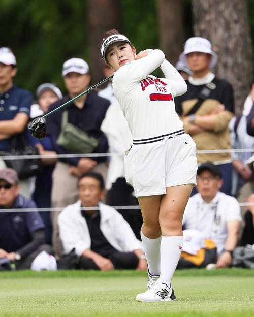 9番、ティーショットを放つ山下（撮影・足立雅史）