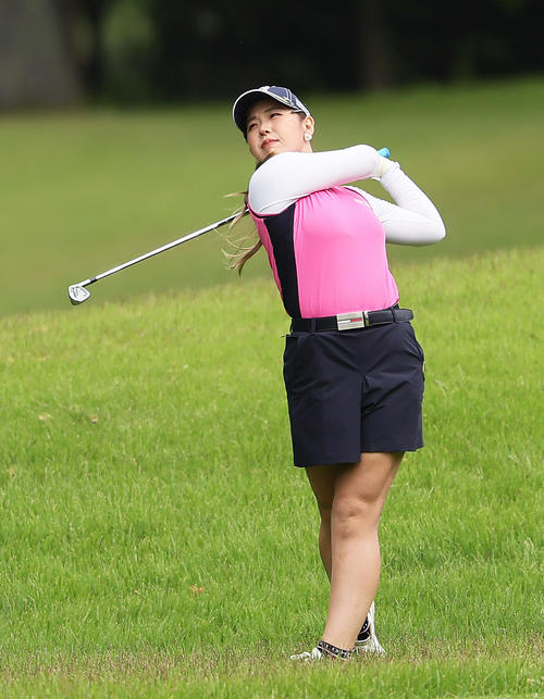 2番、第2打を放つ吉田優（撮影・足立雅史）