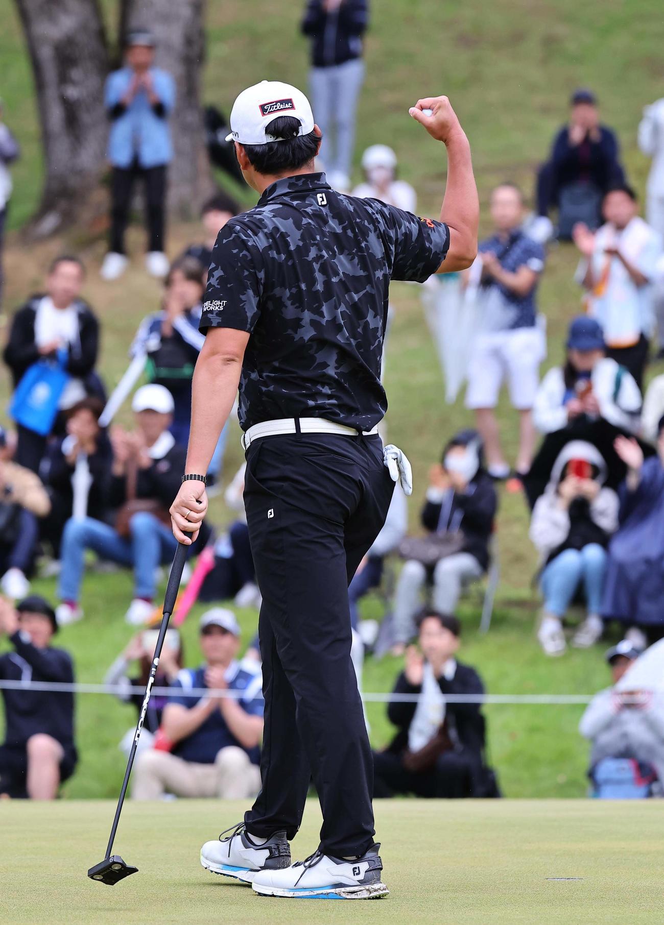 18番、優勝した幡地はガッツポーズをする（撮影・上田博志）