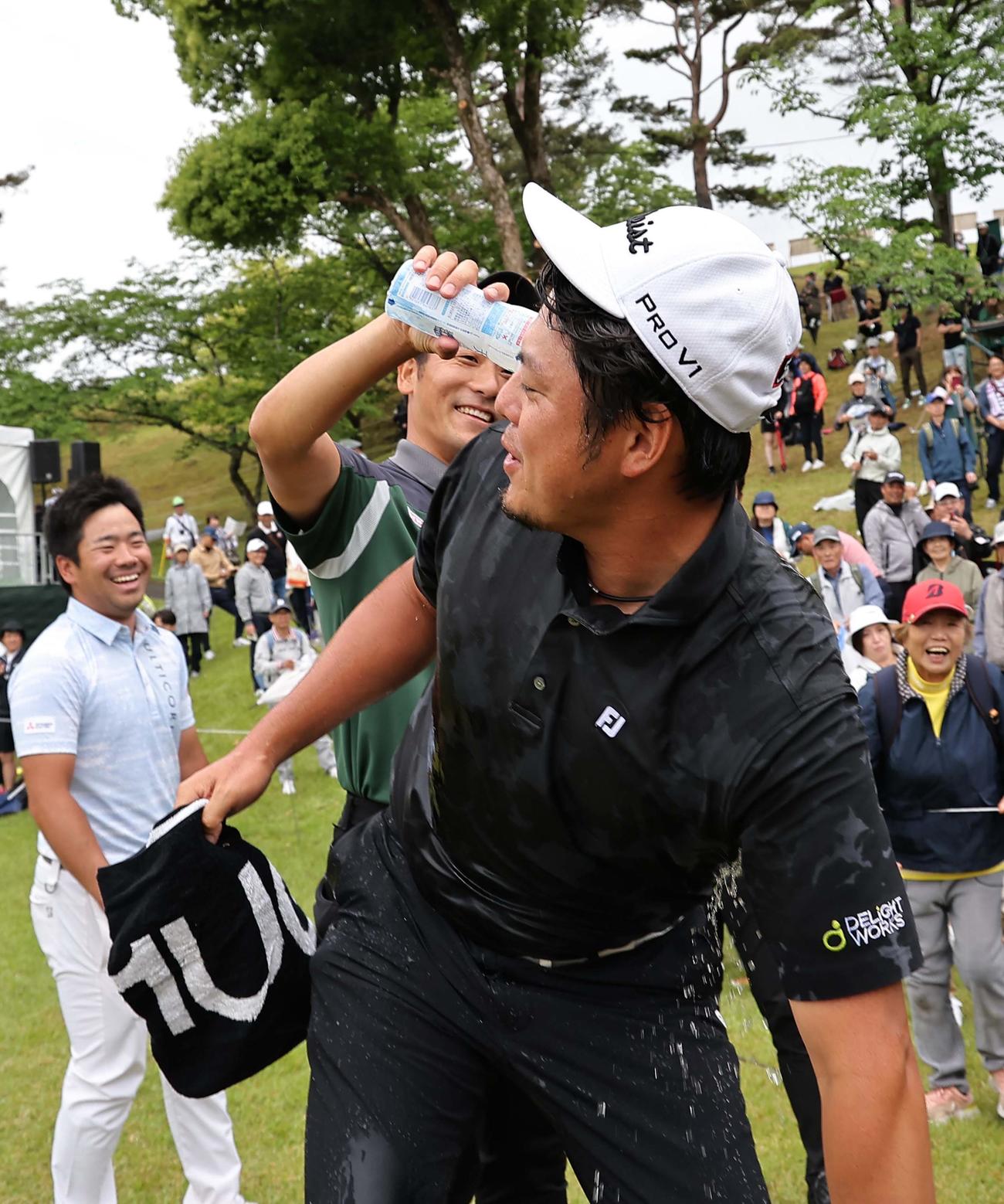 優勝した幡地（右）はウオーターシャワーを浴びる（撮影・上田博志）