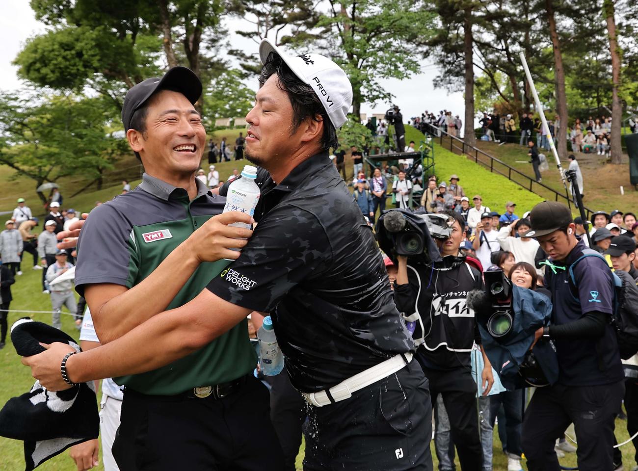 優勝した幡地（右）はウオーターシャワーを浴びる（撮影・上田博志）