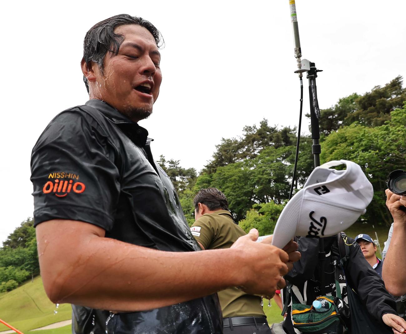 優勝した幡地（右）はウオーターシャワーを浴びる（撮影・上田博志）