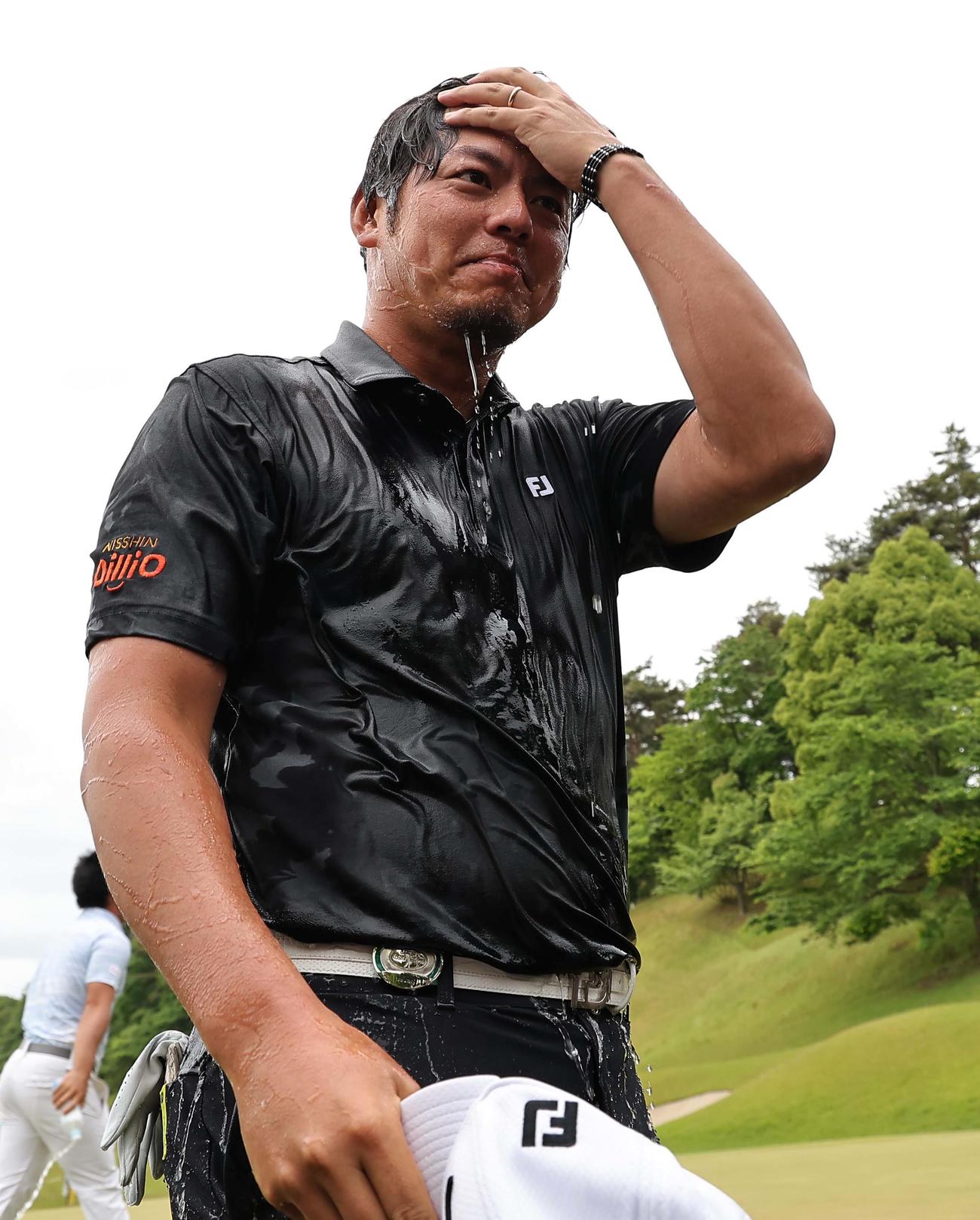 優勝した幡地（右）はウオーターシャワーを浴びる（撮影・上田博志）
