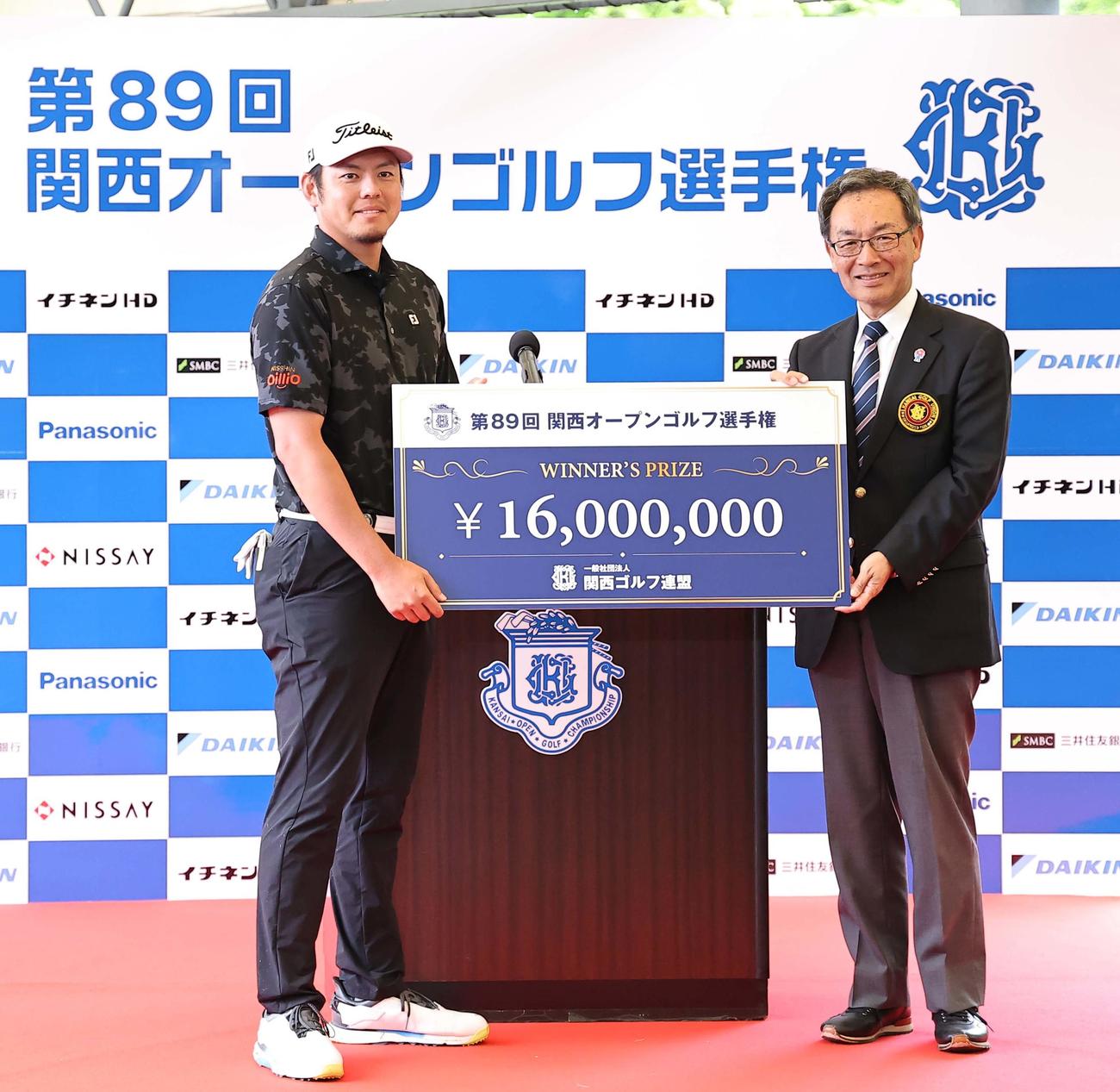 優勝した幡地（左）は賞金のパネルを受け取る（撮影・上田博志）