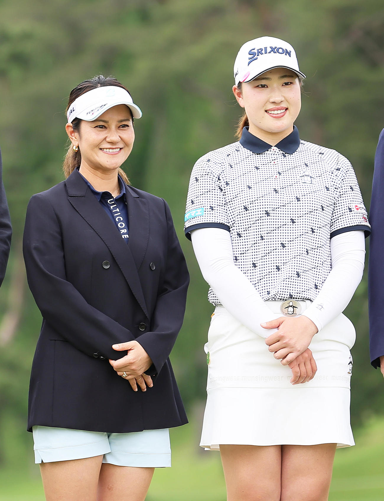 優勝した竹田（右）は宮里さんと笑顔で記念撮影（撮影・足立雅史）