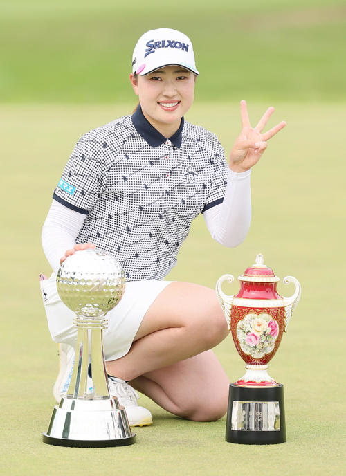 ツアー3勝目を飾り笑顔を見せる竹田(撮影・足立雅史)