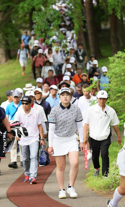 多くのギャラリーを引き連れ、最終18番へと向かう竹田(撮影・足立雅史)