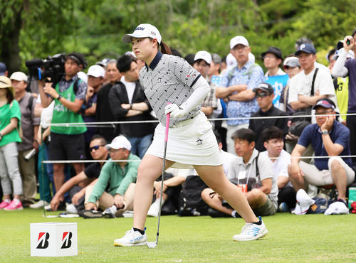 ティーグラウンドでストレッチする竹田(撮影・足立雅史)