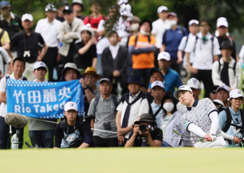 17番、ティーショットを放つ竹田(撮影・足立雅史)